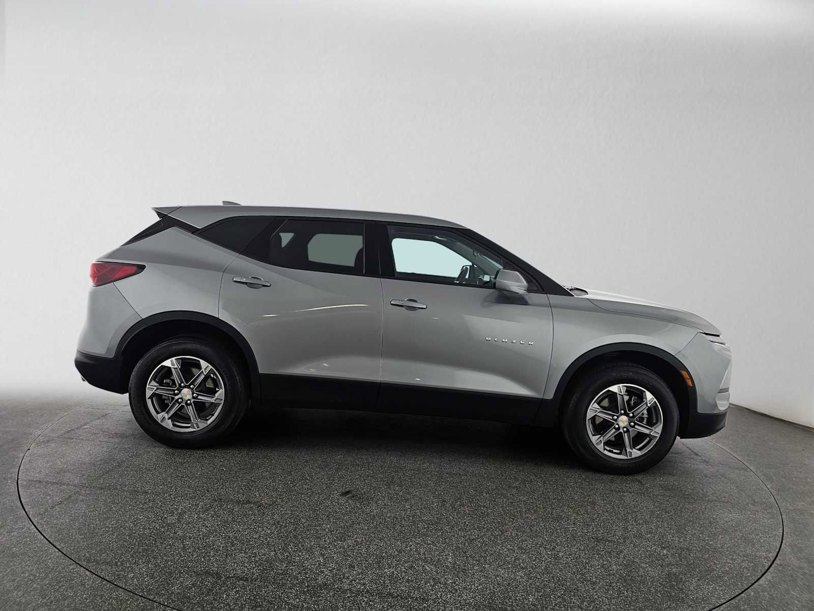 Used 2023 Chevrolet Blazer LT FWD image 2
