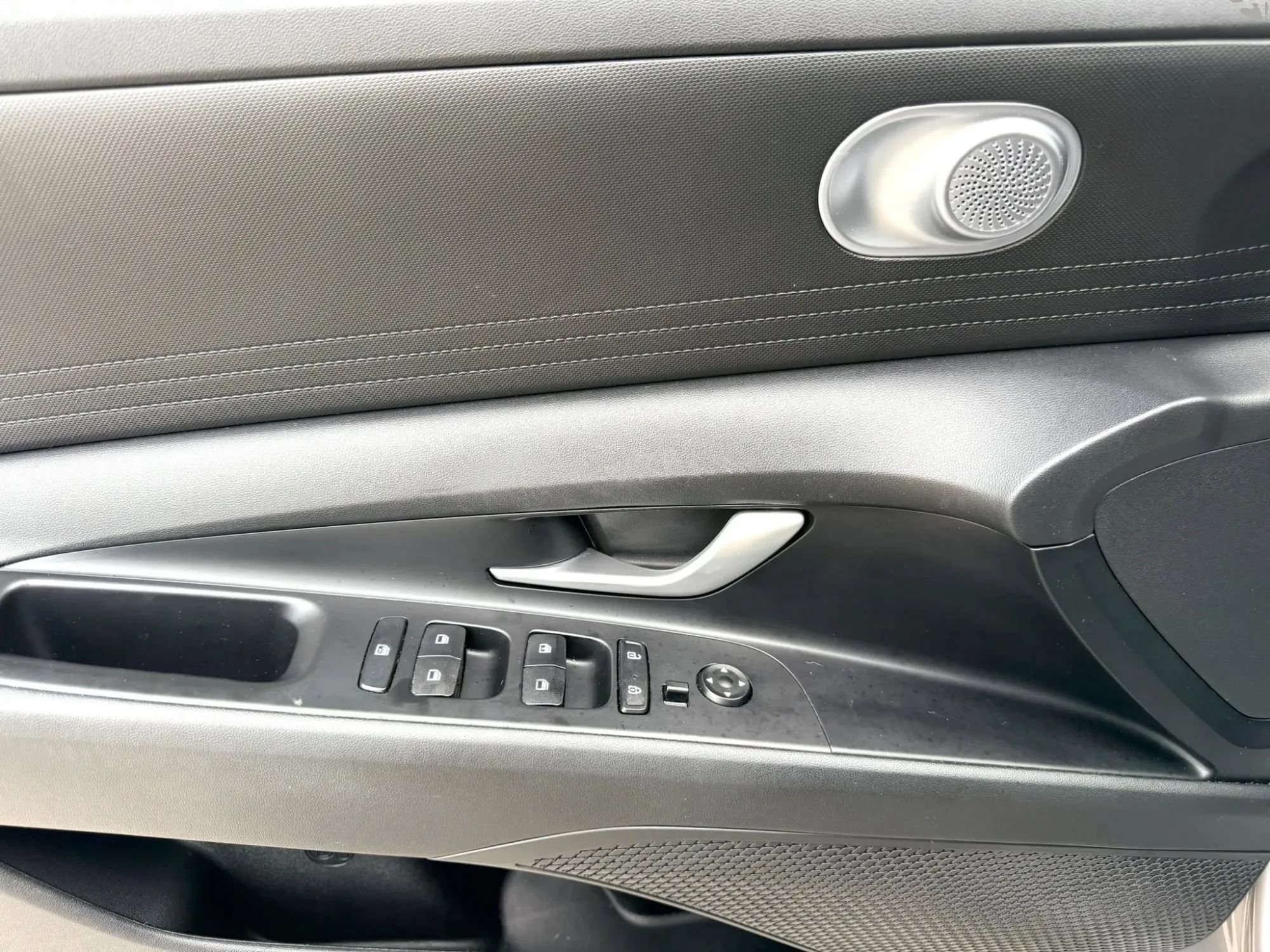Used 2023 Hyundai Elantra SE FWD image 9