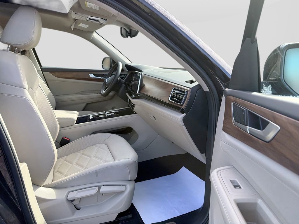 Used 2025 Volkswagen Atlas SE image 30