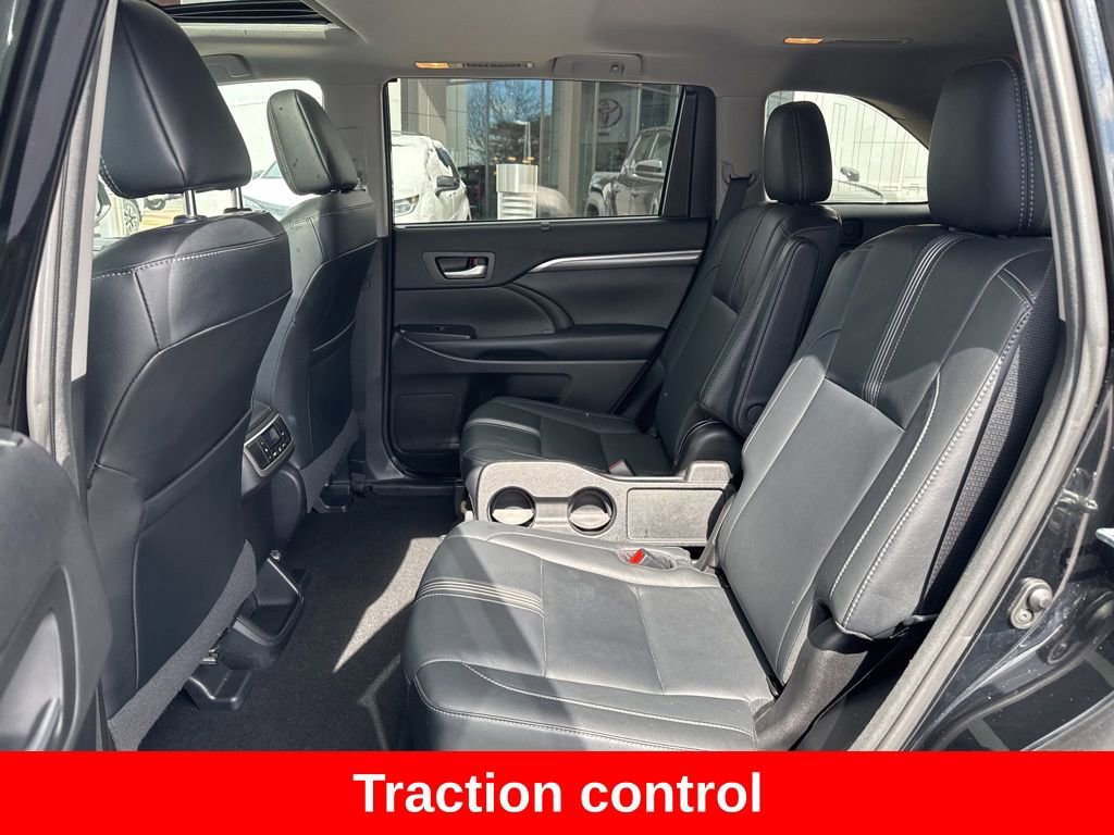 Used 2018 Toyota Highlander SE image 16