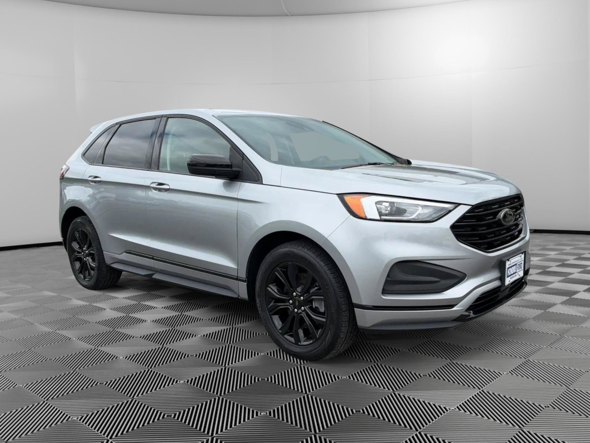 Used 2023 Ford Edge SE w/ Black Appearance Package AWD/4WD image 2