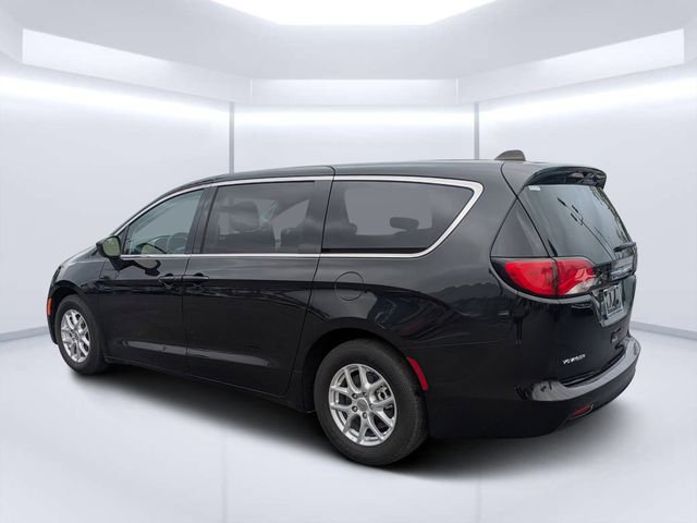 Used 2023 Chrysler Voyager LX FWD image 5