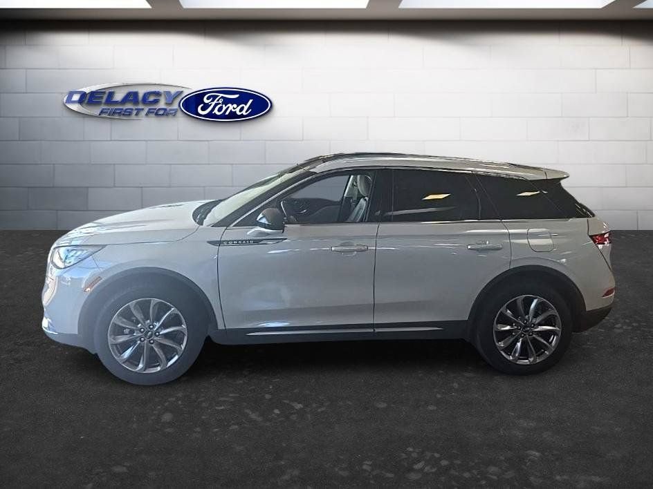 Used 2022 Lincoln Corsair AWD w/ Premium Package image 3