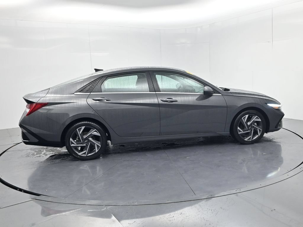 Used 2025 Hyundai Elantra SEL FWD image 8