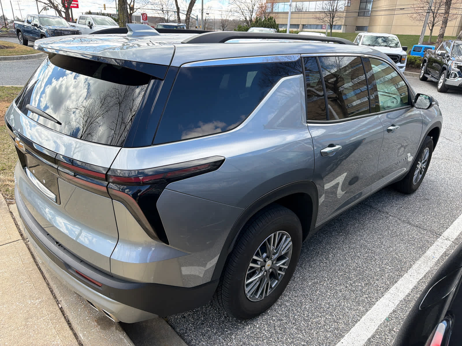 Used 2025 Chevrolet Traverse LT image 3
