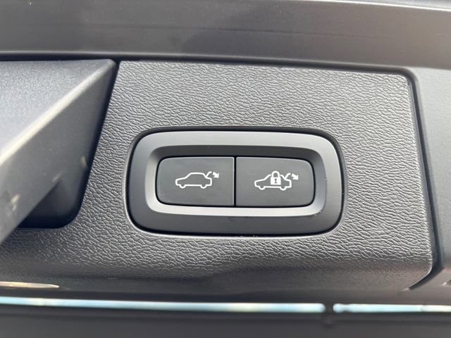 Used 2022 Volvo XC60 B5 Momentum w/ Advanced Package image 35