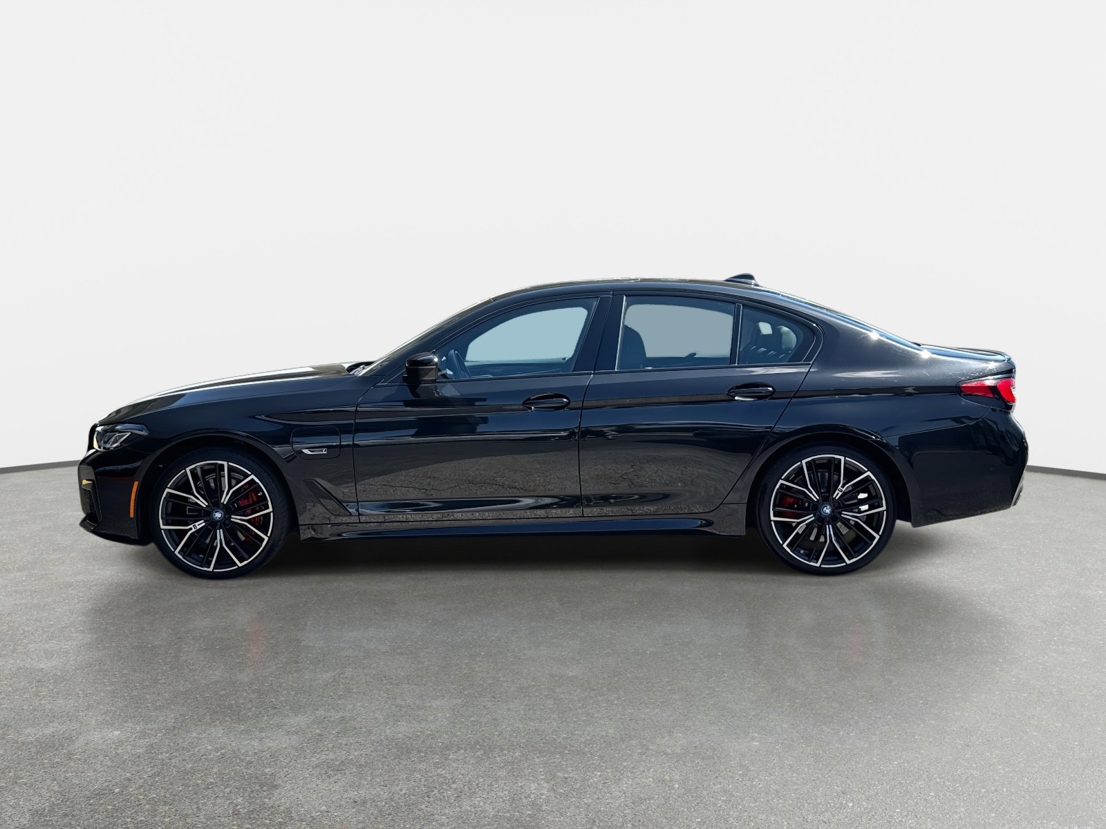 Used 2023 BMW 530e w/ M Sport Package image 6