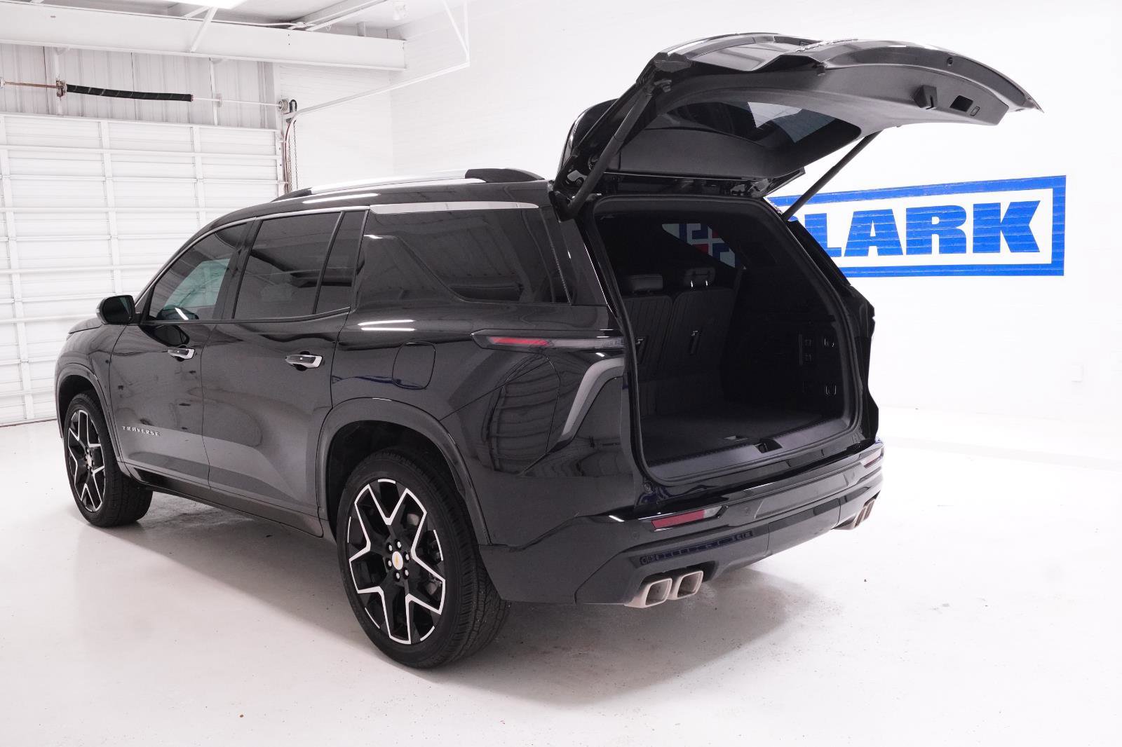 Used 2026 Chevrolet Traverse High Country w/ LPO, Floor Liner Package FWD image 9