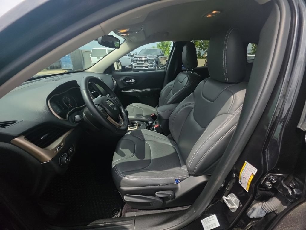 Used 2016 Jeep Cherokee Latitude w/ Cold Weather Group AWD/4WD image 14