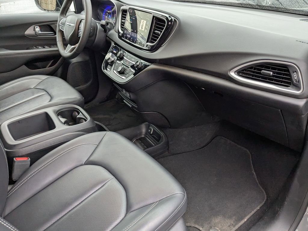 Used 2025 Chrysler Pacifica Select image 34