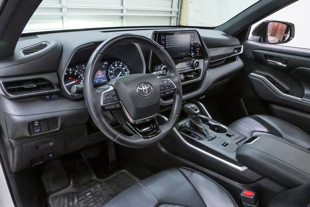 Used 2021 Toyota Highlander XSE FWD image 2