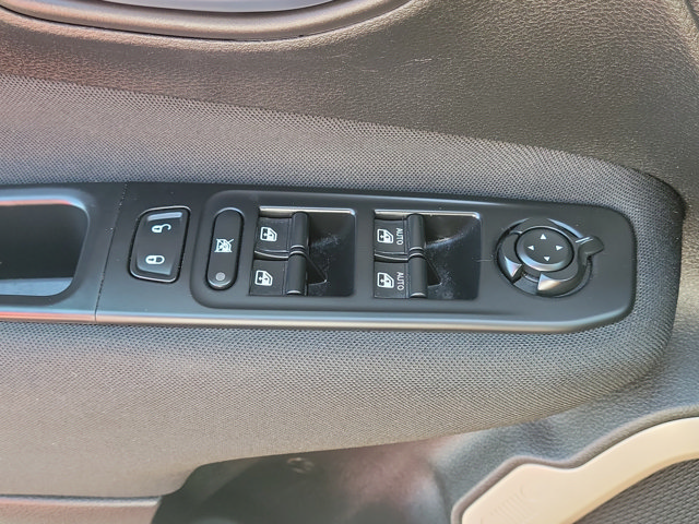 Used 2017 Jeep Renegade Latitude FWD image 27
