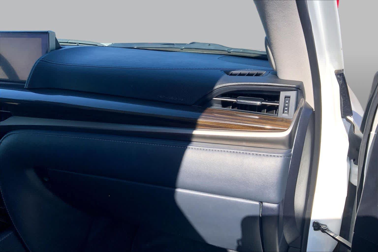 Used 2019 Lexus LX 570 4WD w/ Luxury Package image 19