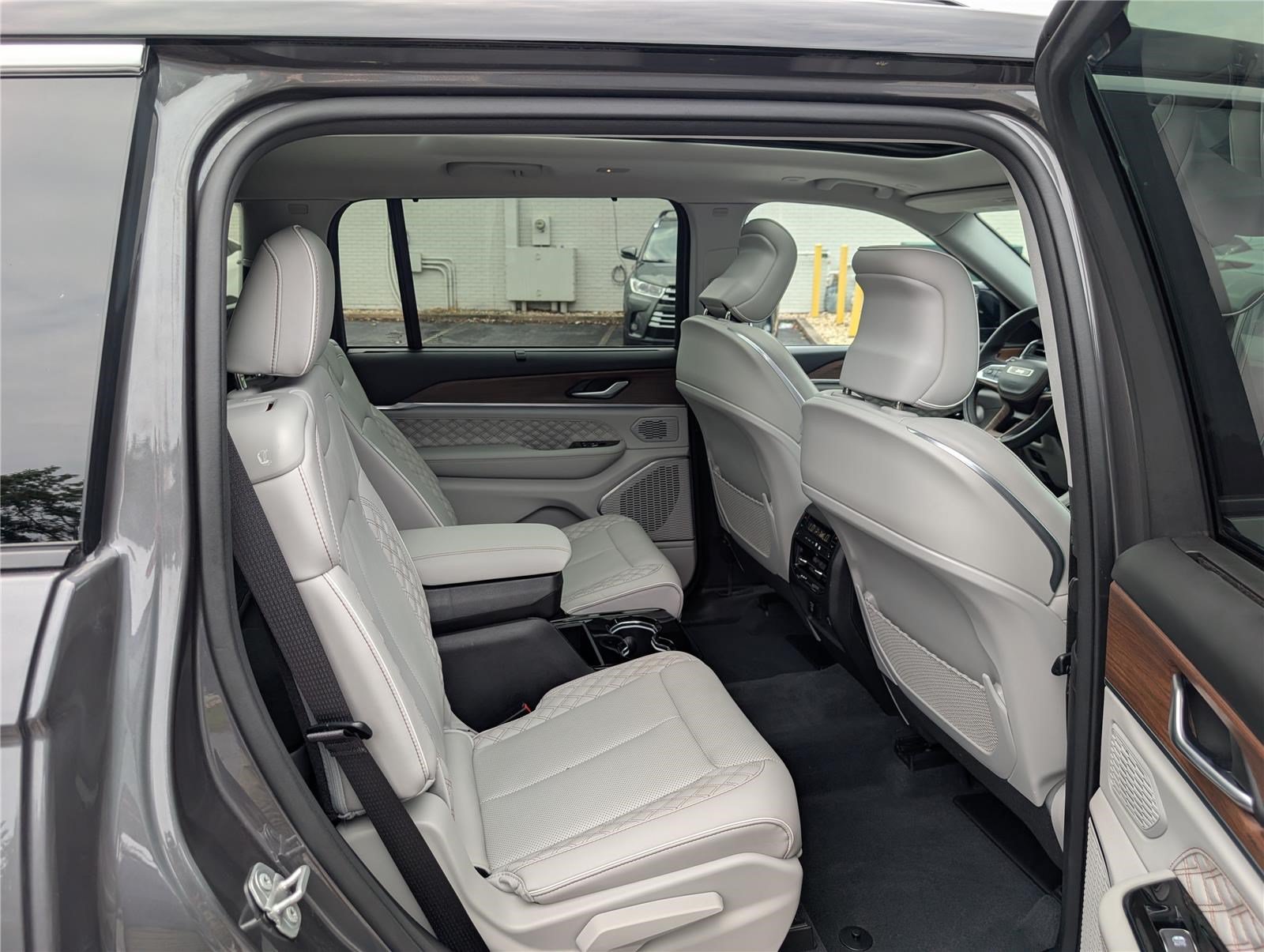 Used 2023 Jeep Grand Cherokee L Summit w/ Advanced Protech Group IV AWD/4WD image 12