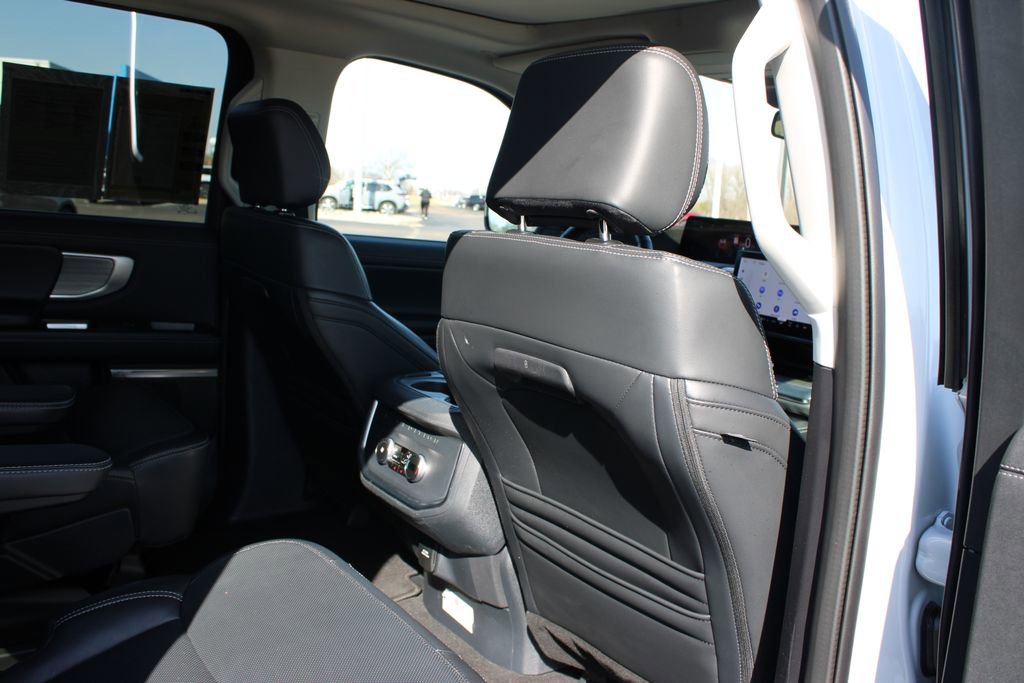 Used 2025 Ford Expedition Platinum image 39