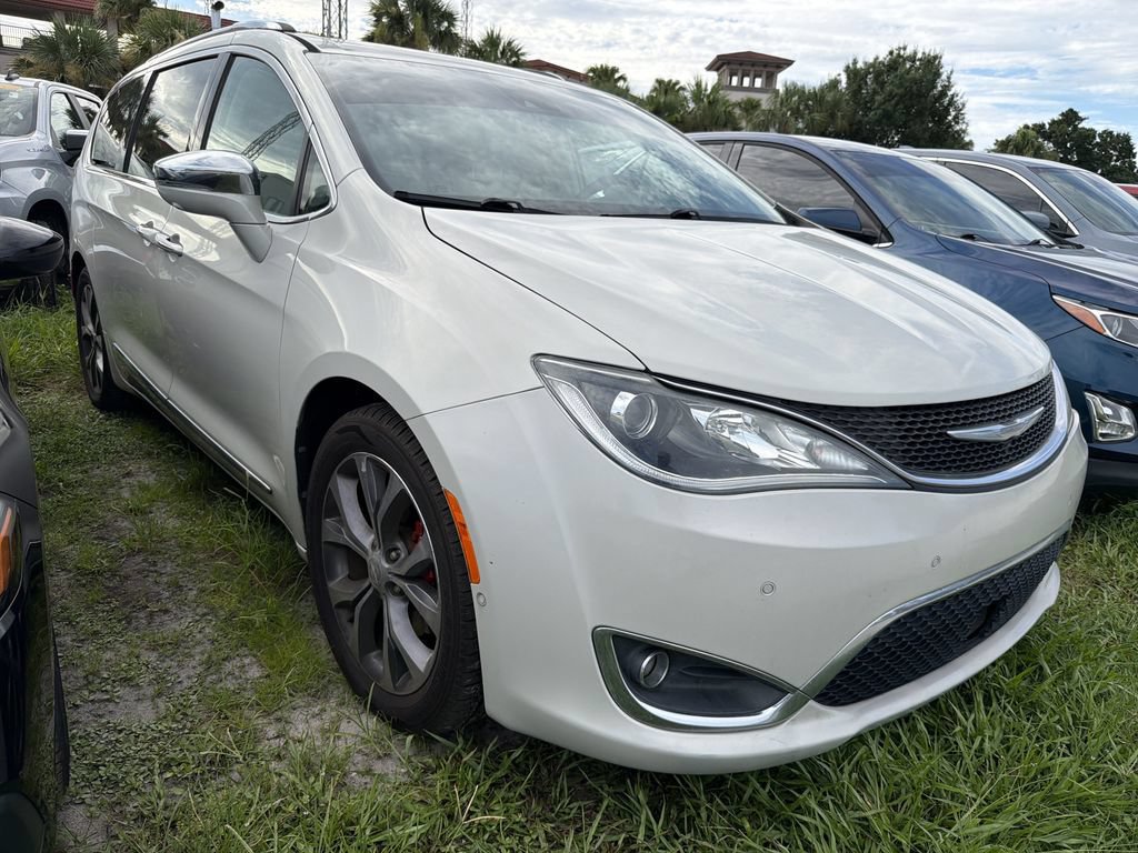 Used 2017 Chrysler Pacifica Limited FWD image 1