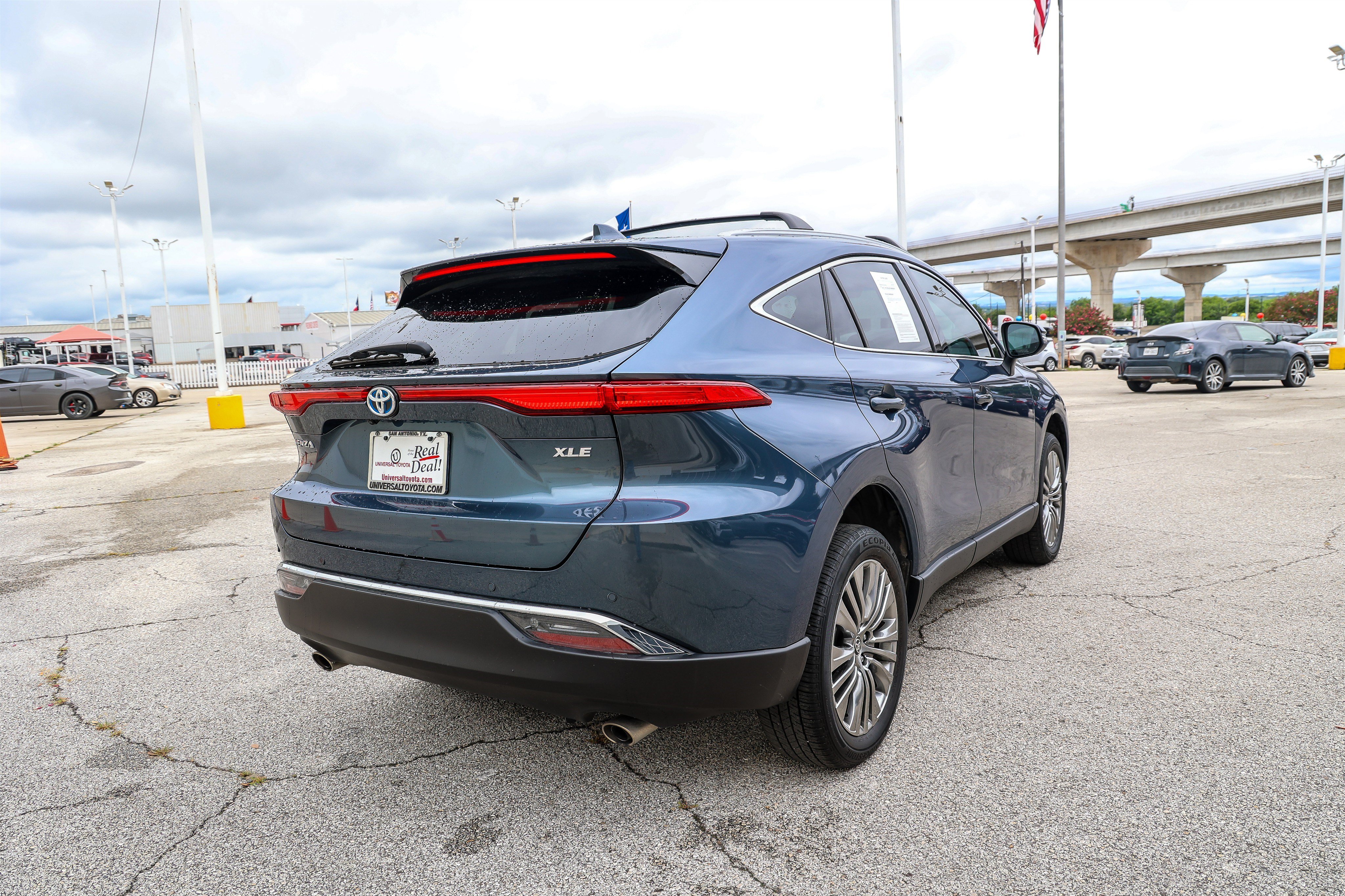 Certified 2024 Toyota Venza XLE AWD/4WD image 18