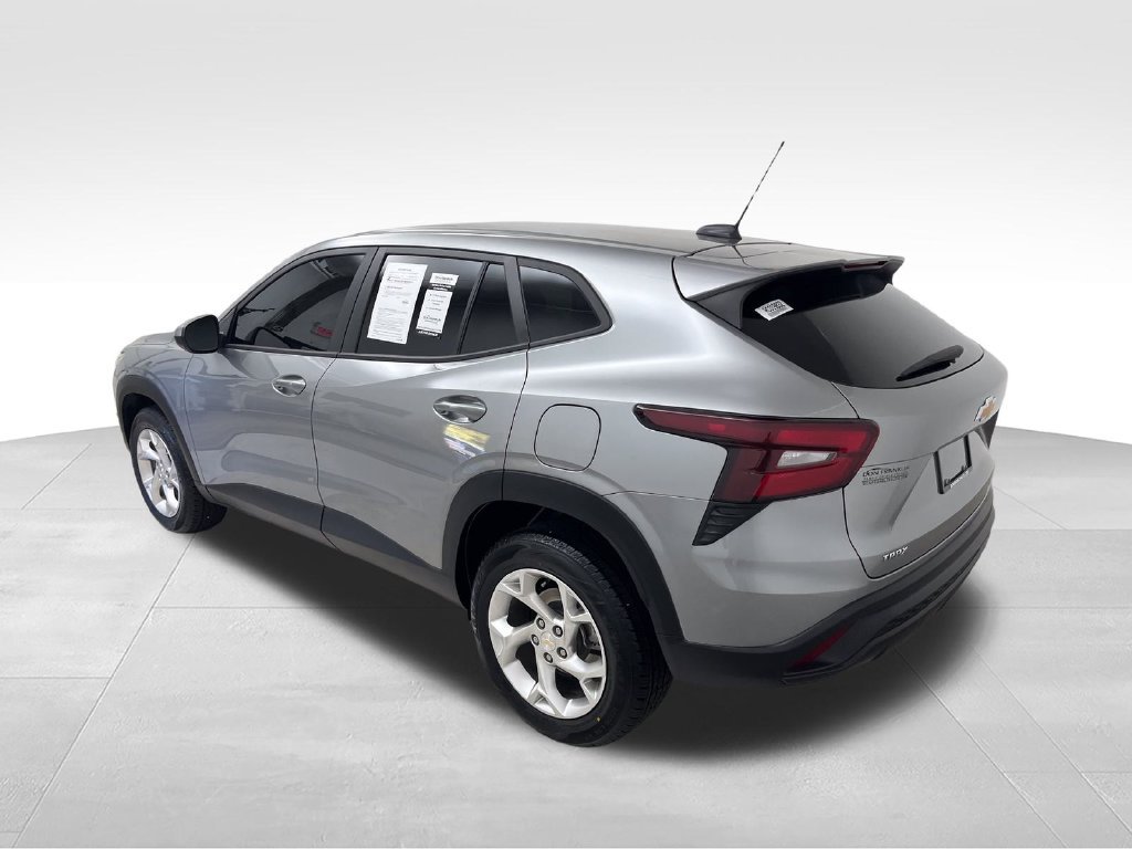 Used 2024 Chevrolet Trax LS w/ LS Convenience Package FWD image 3