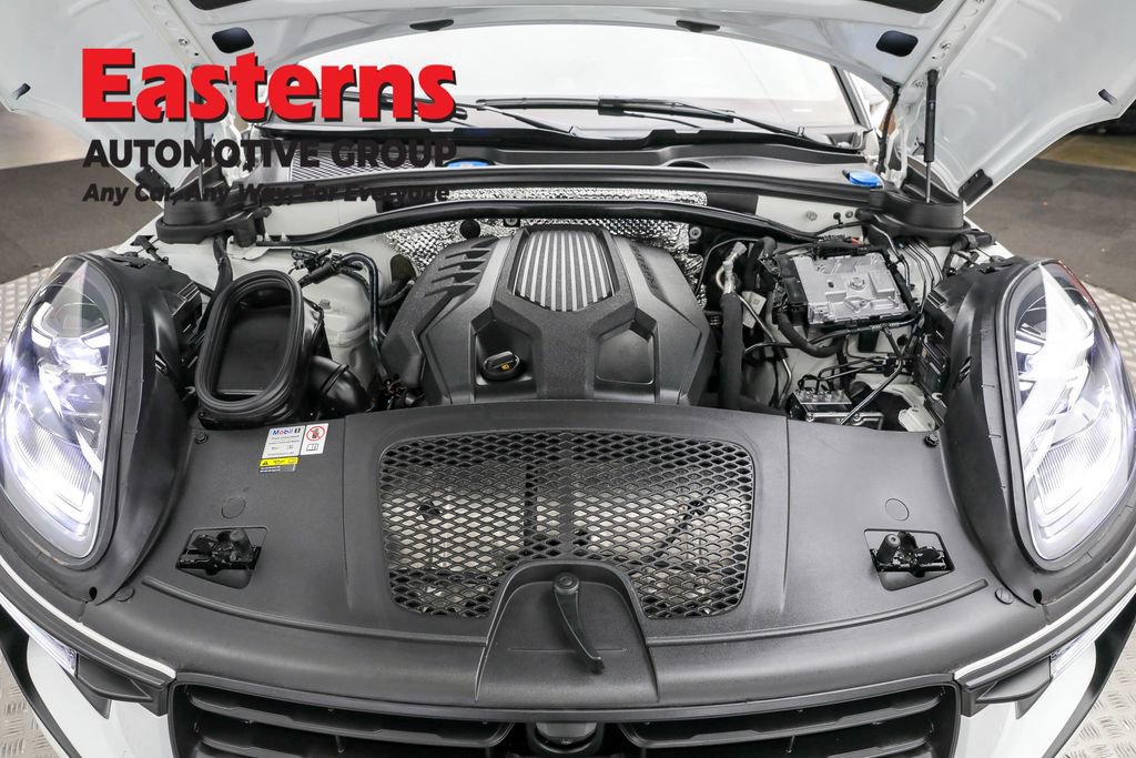 Used 2023 Porsche Macan T w/ Premium Package Plus image 8
