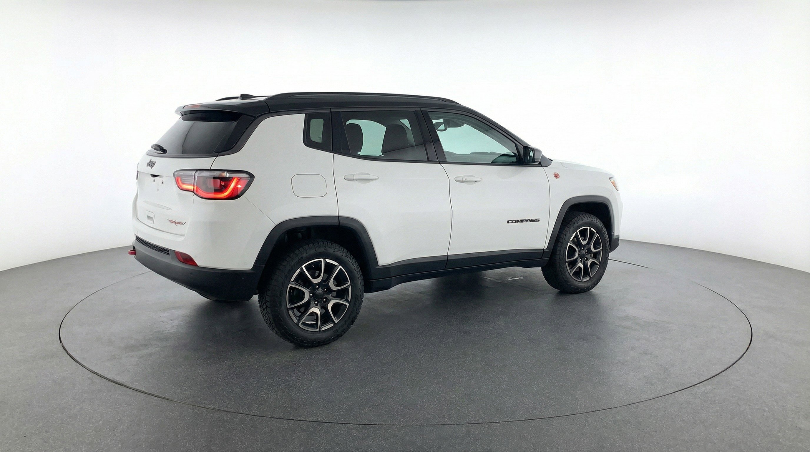 Used 2025 Jeep Compass Trailhawk AWD/4WD image 9