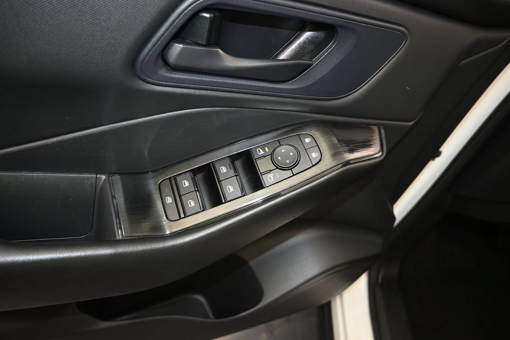 Used 2024 Nissan Rogue S FWD image 11