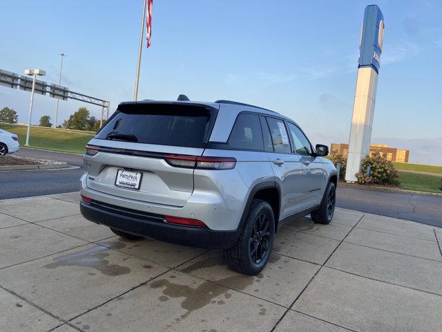 Used 2025 Jeep Grand Cherokee Altitude AWD/4WD image 11