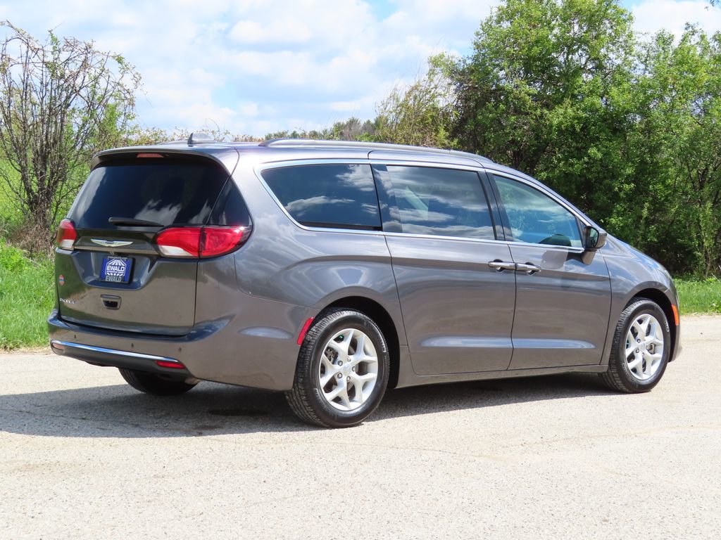 Used 2019 Chrysler Pacifica Touring Plus w/ Tire & Wheel Group FWD image 4