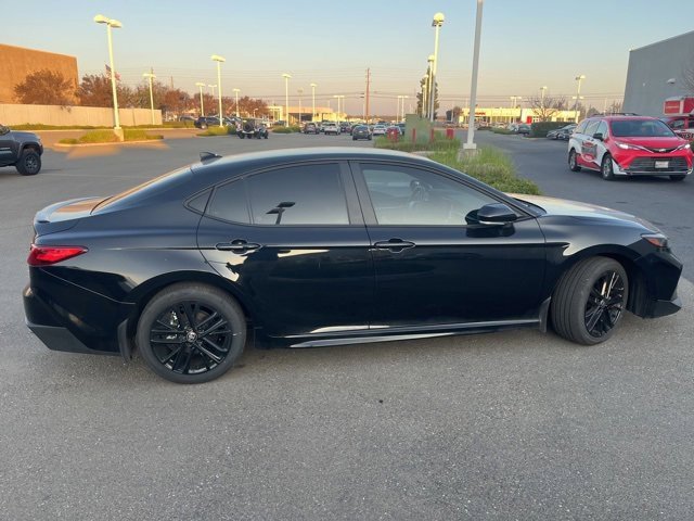 Used 2025 Toyota Camry SE image 4