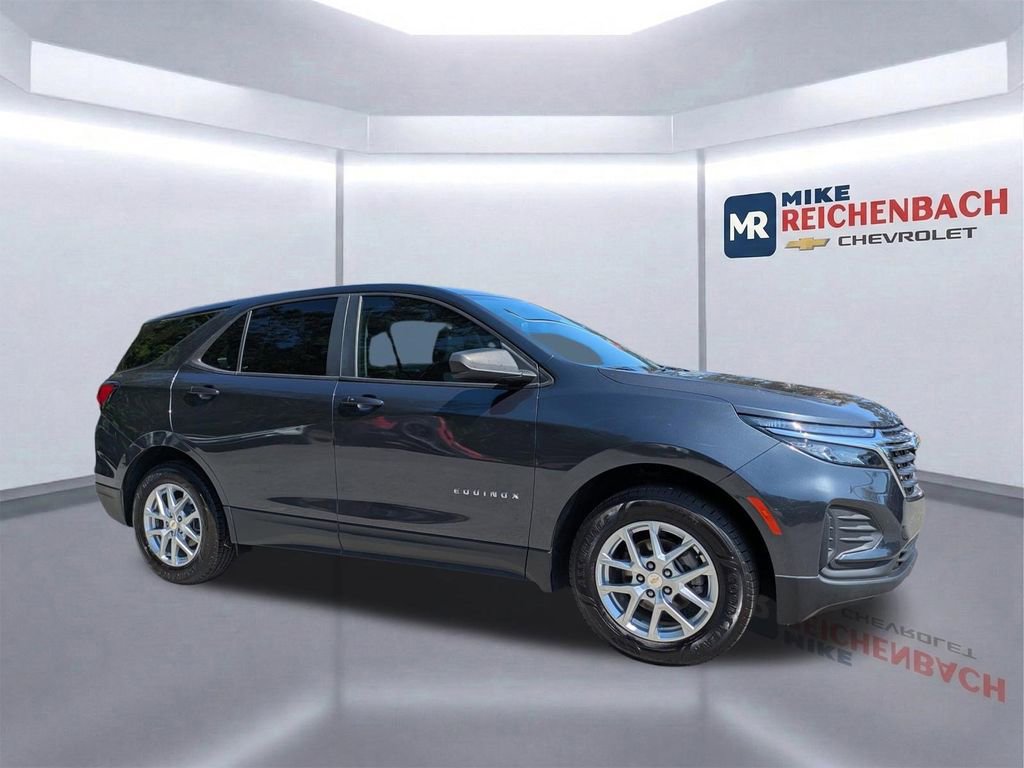 Used 2022 Chevrolet Equinox LS w/ LS Convenience Package AWD/4WD image 2
