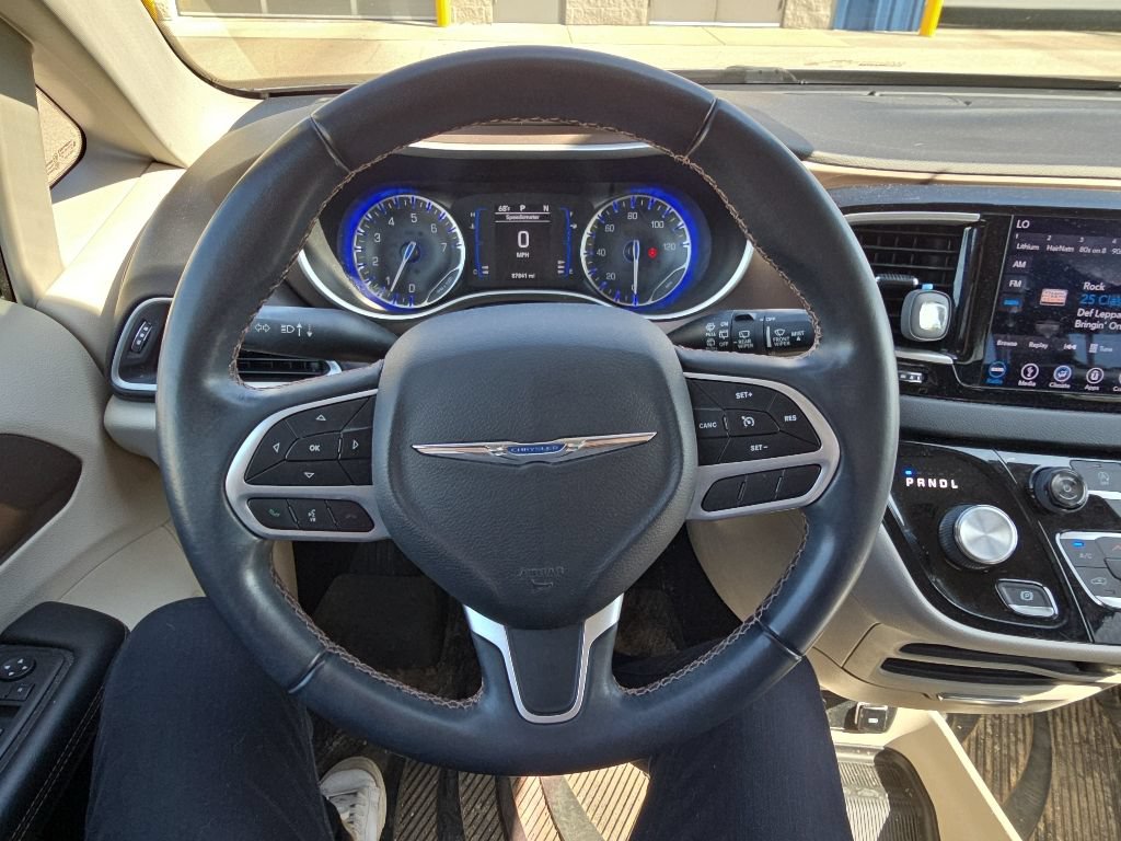 Used 2018 Chrysler Pacifica Touring-L FWD image 18