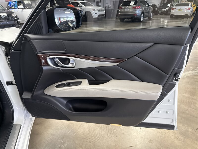 Used 2015 INFINITI Q70 3.7 w/ Sport Package RWD image 18