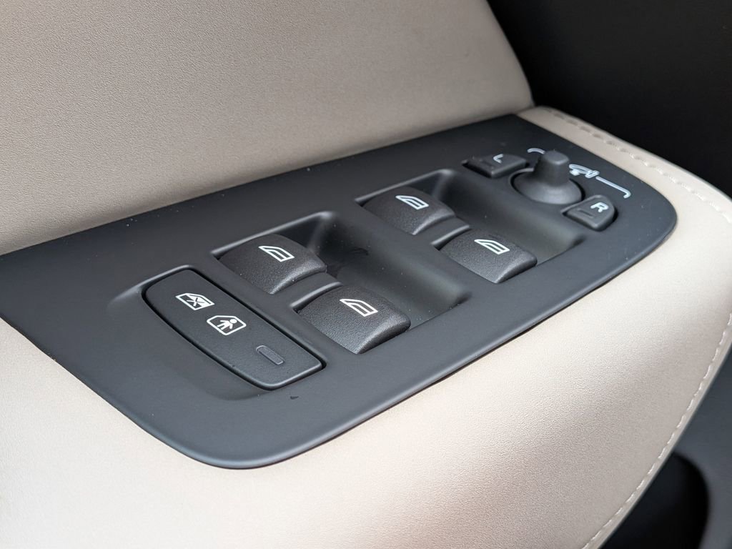 New 2026 Volvo XC60 T8 Core w/ Protection Package Premier image 31