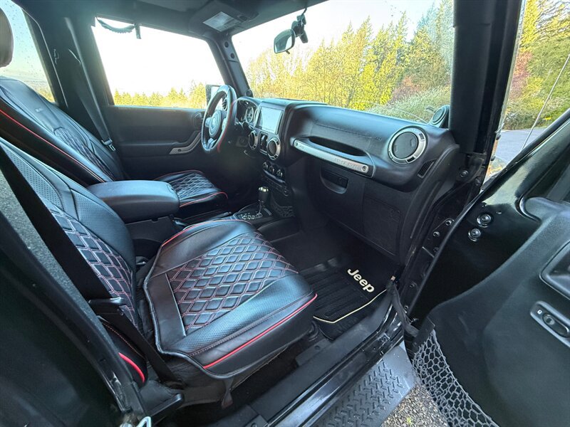 Used 2012 Jeep Wrangler Unlimited Sahara AWD/4WD image 11