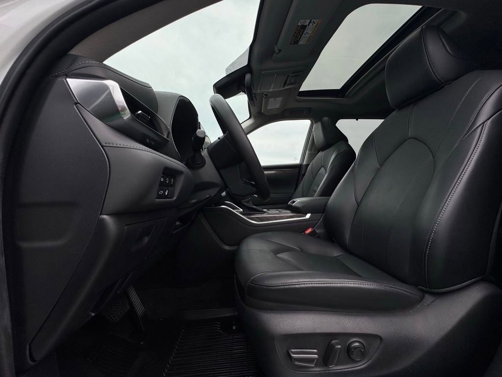 Used 2023 Toyota Highlander Limited FWD image 19