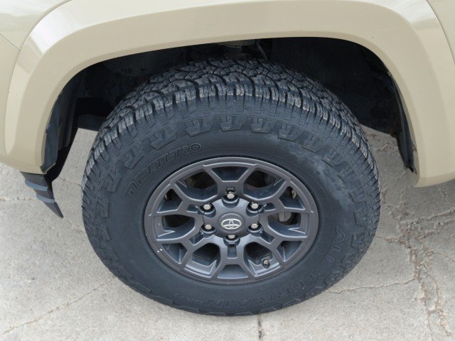 Used 2018 Toyota Tacoma SR5 AWD/4WD image 12