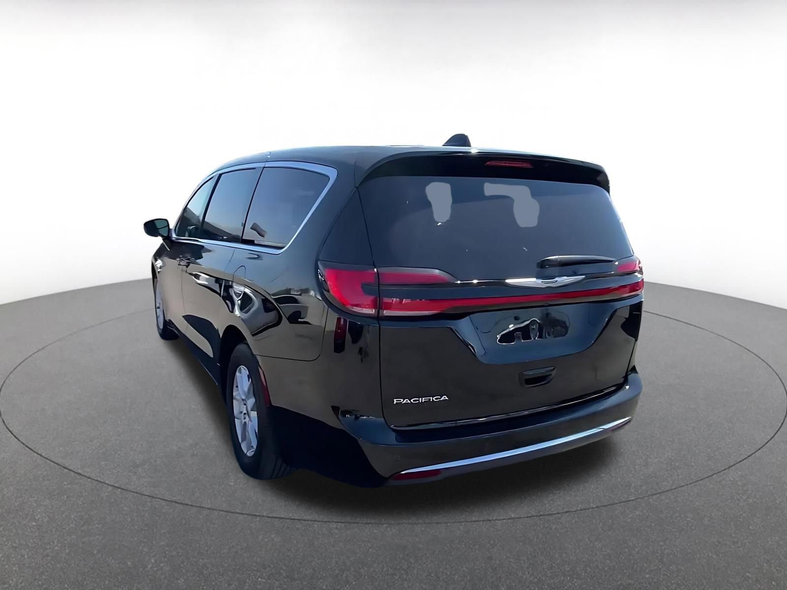 Used 2025 Chrysler Pacifica Select image 11