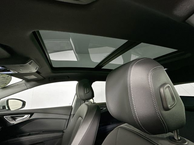 Used 2025 Audi Q4 e-tron Premium w/ Convenience Package image 20