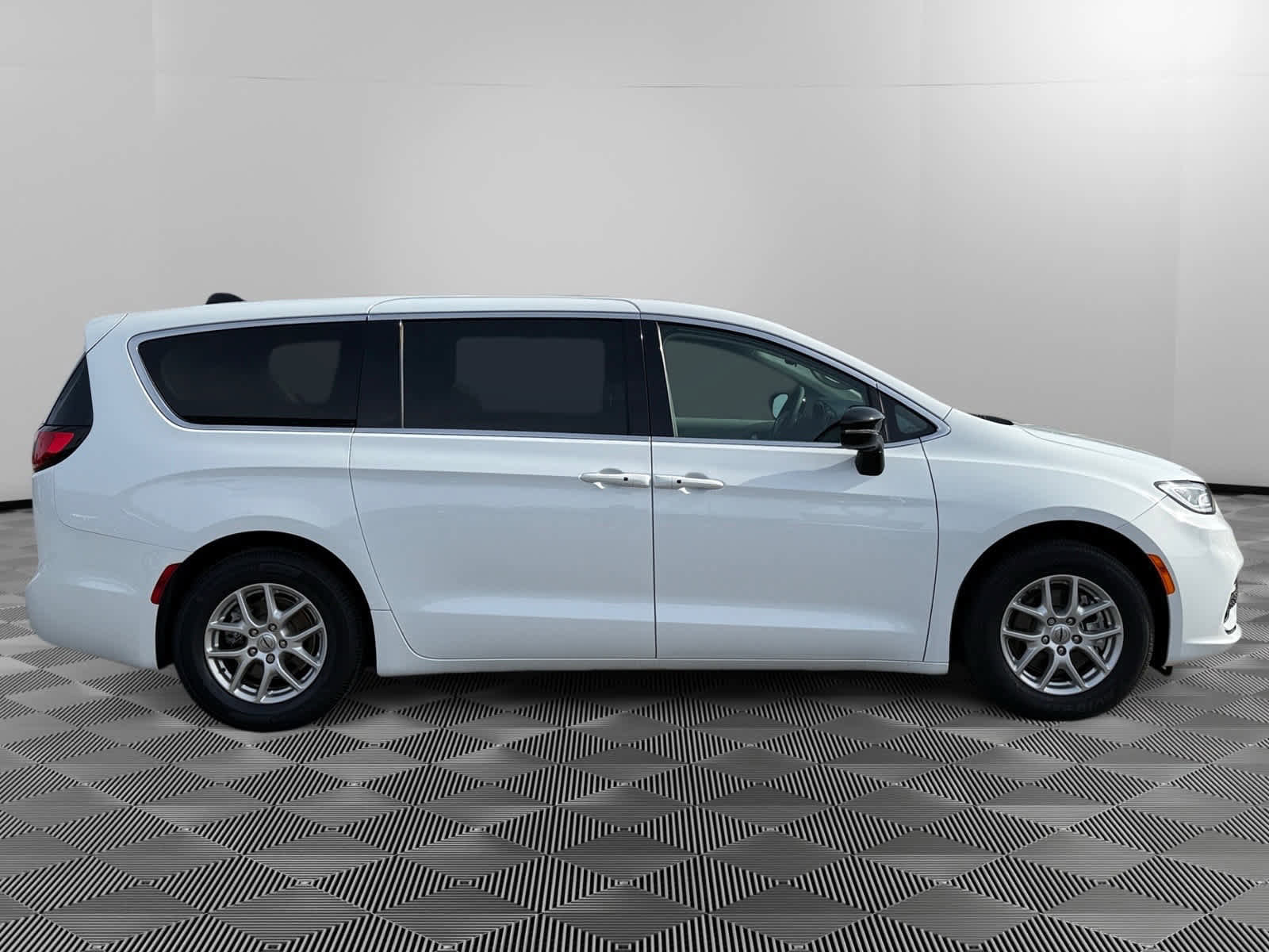 Used 2024 Chrysler Pacifica Touring-L image 6