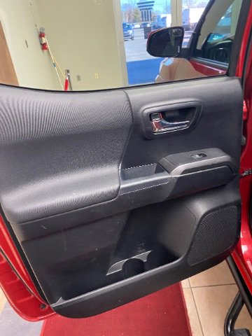 Used 2018 Toyota Tacoma TRD Sport image 18