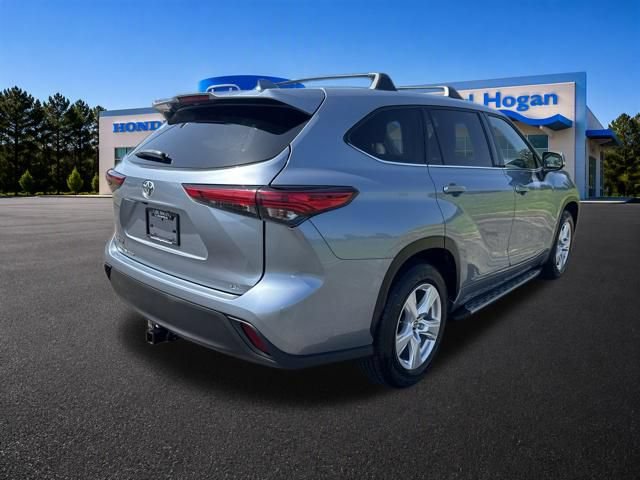 Used 2021 Toyota Highlander LE FWD image 3