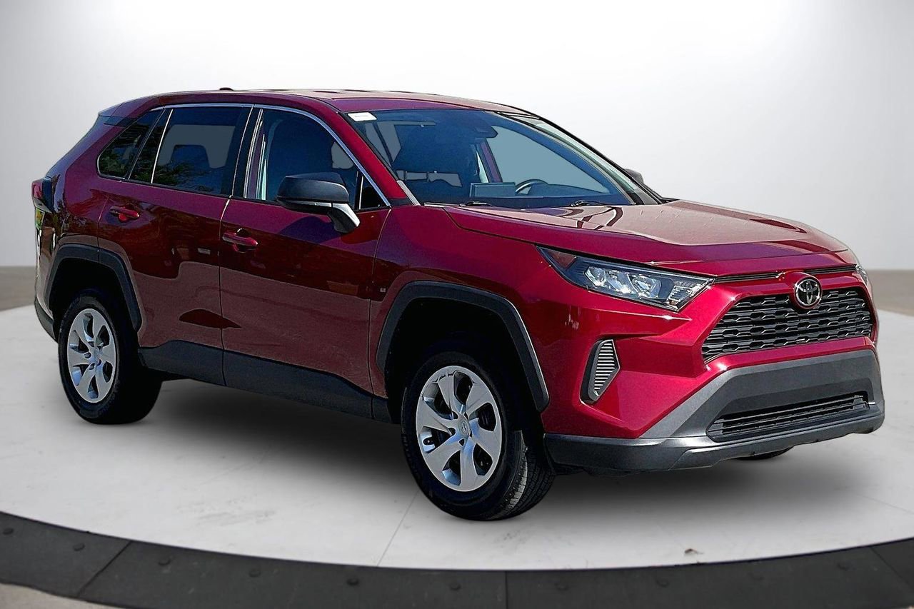Used 2022 Toyota RAV4 LE FWD image 2
