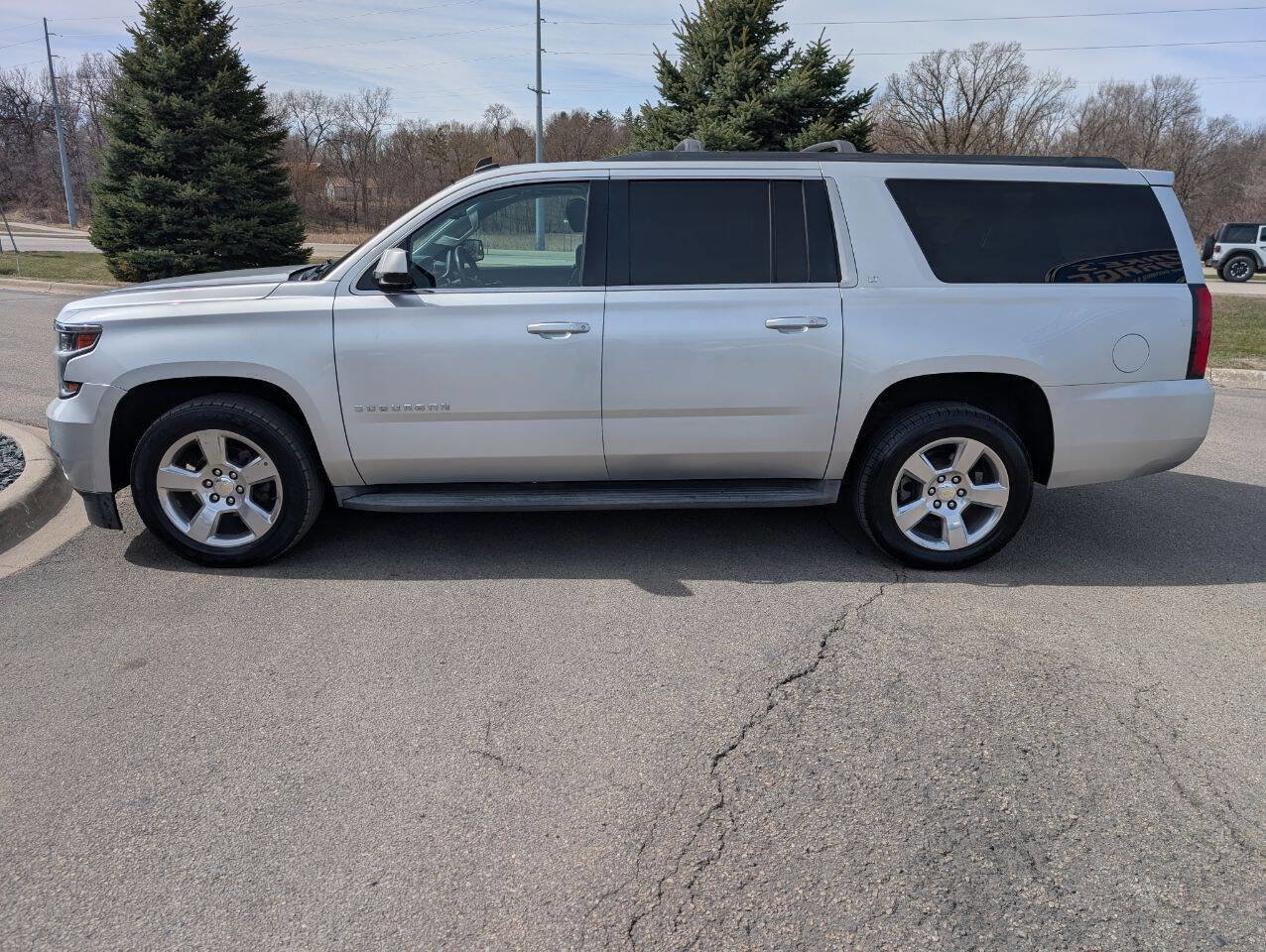Used 2015 Chevrolet Suburban LT image 6