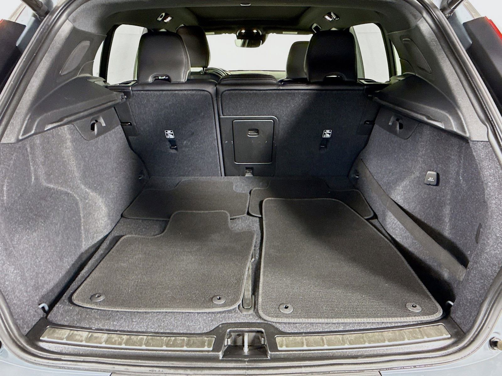 Used 2021 Volvo XC40 T5 R-Design image 26