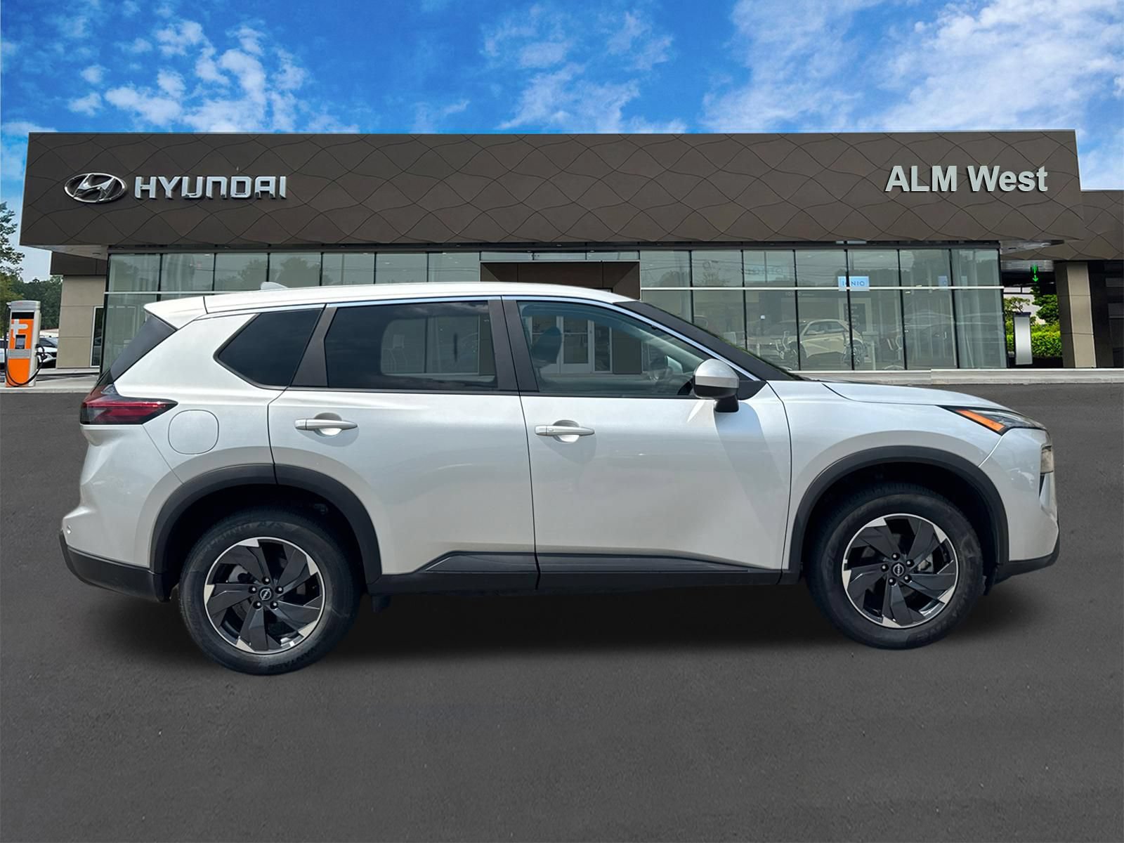 Used 2025 Nissan Rogue SV FWD image 4
