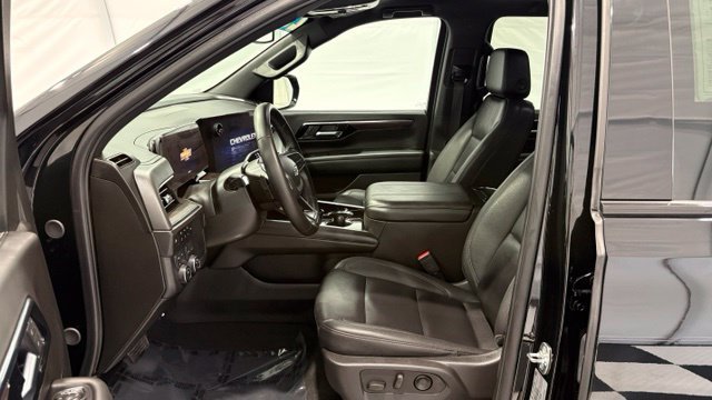Used 2025 Chevrolet Suburban Z71 AWD/4WD image 13