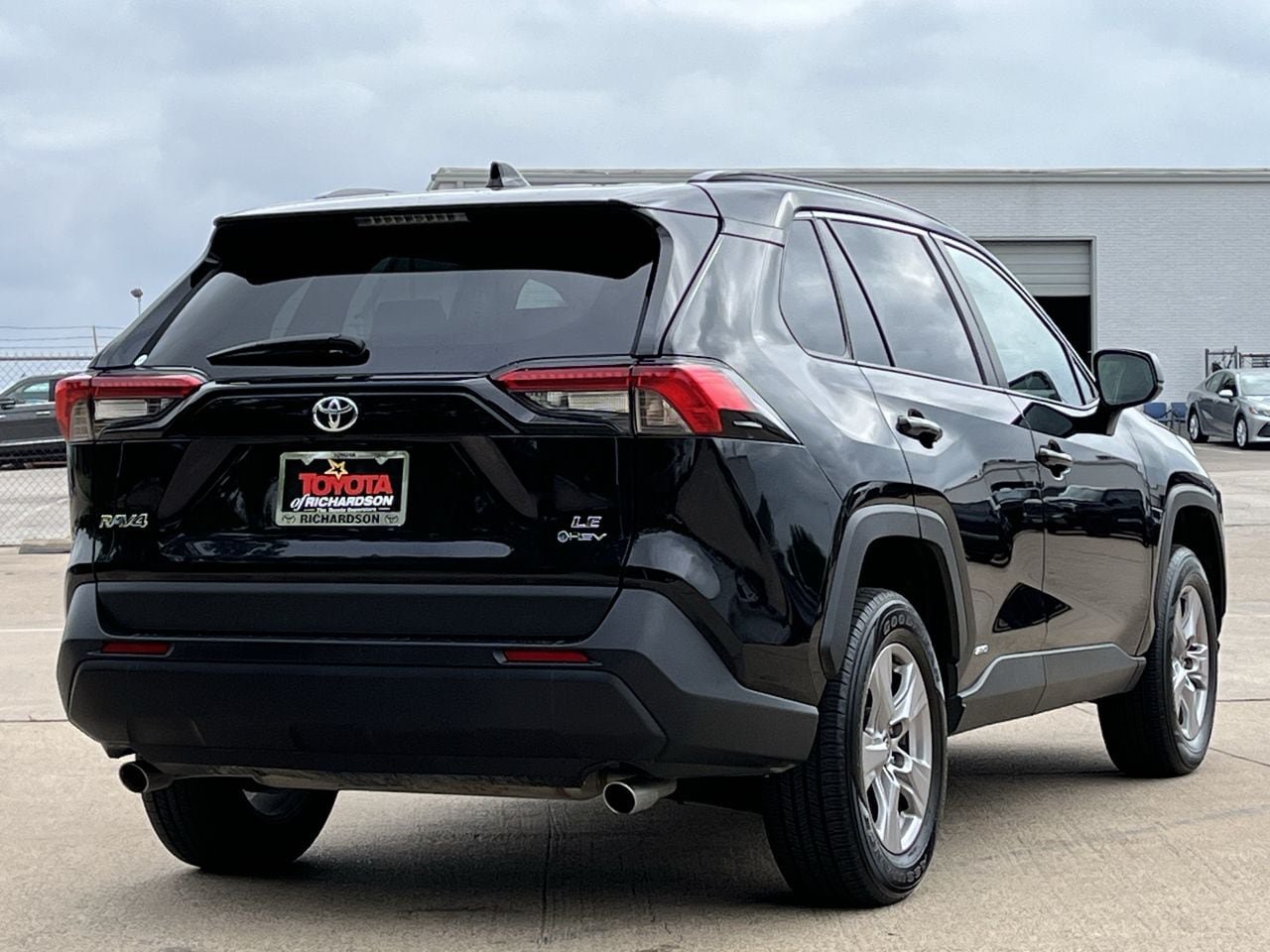 Used 2025 Toyota RAV4 LE AWD/4WD image 4