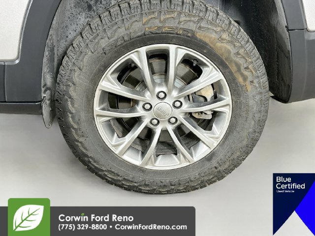 Used 2019 Jeep Cherokee Latitude Plus AWD/4WD image 32