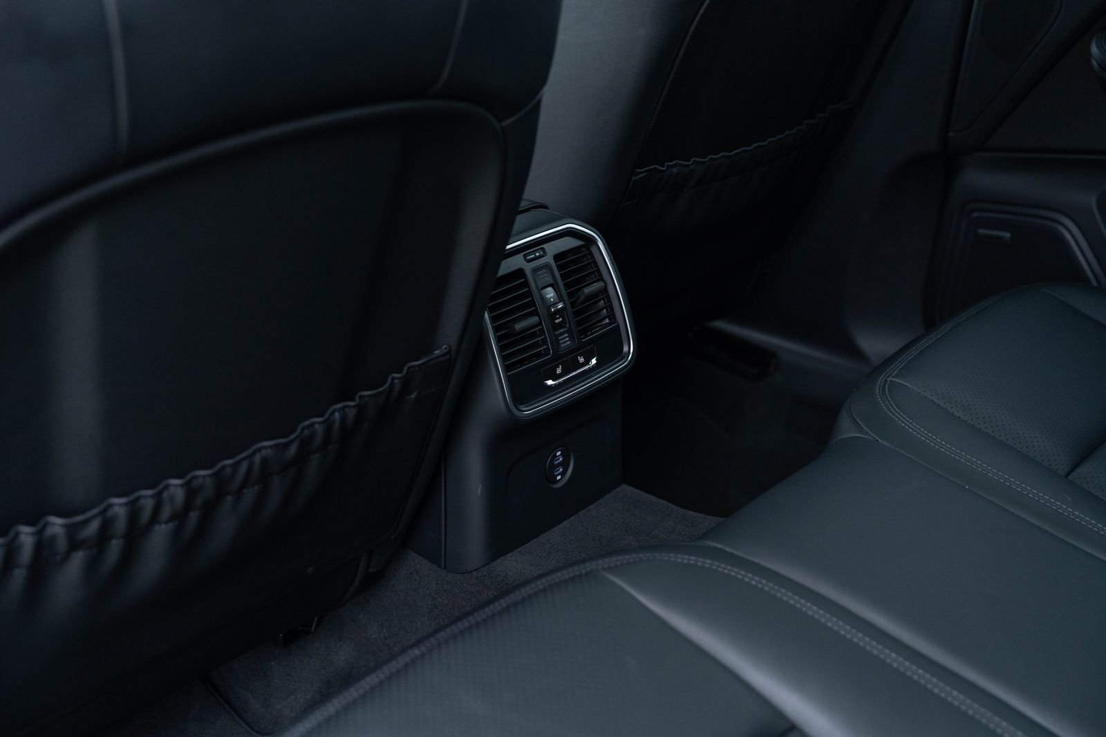 Certified 2025 Porsche Macan image 35