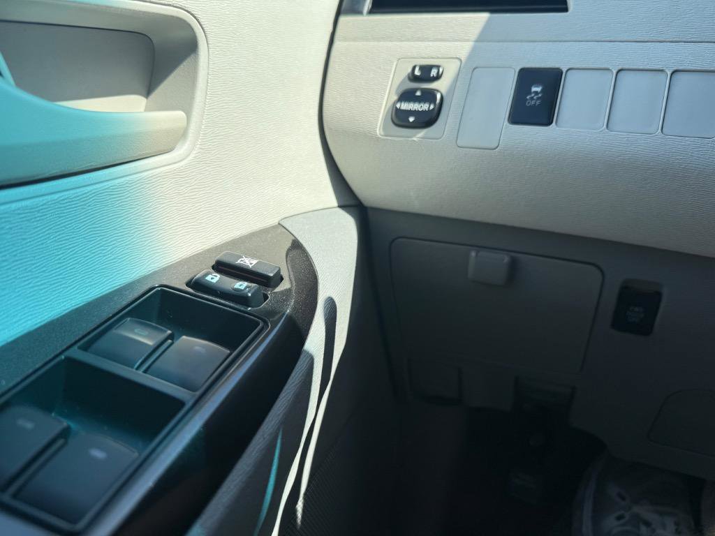 Used 2014 Toyota Sienna LE image 32