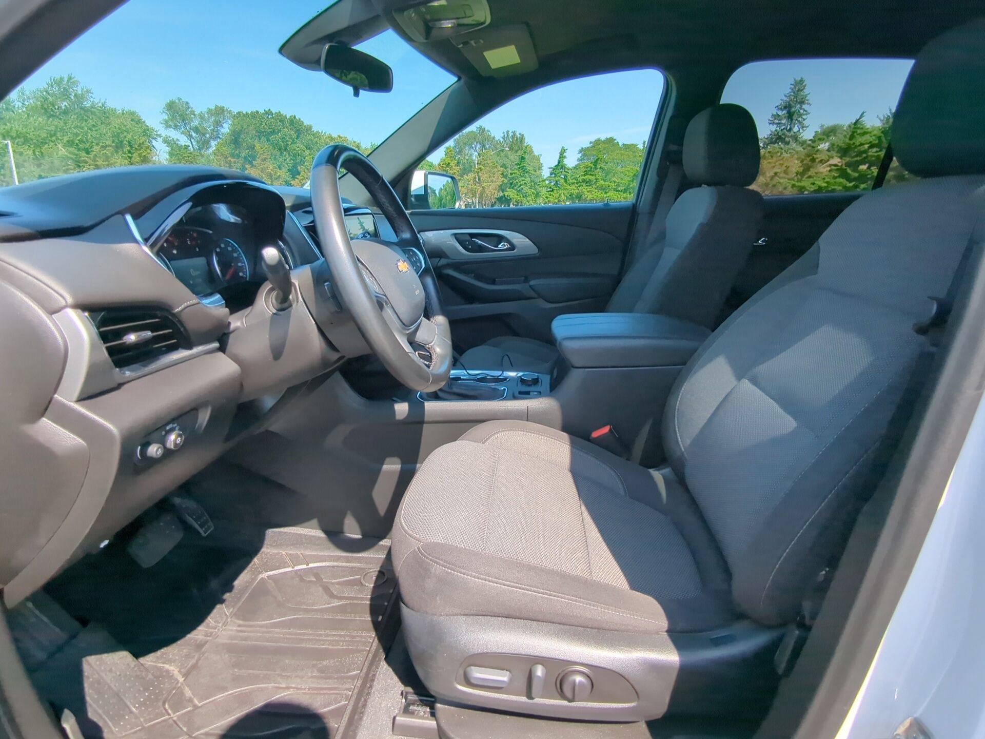 Used 2023 Chevrolet Traverse LT FWD image 19